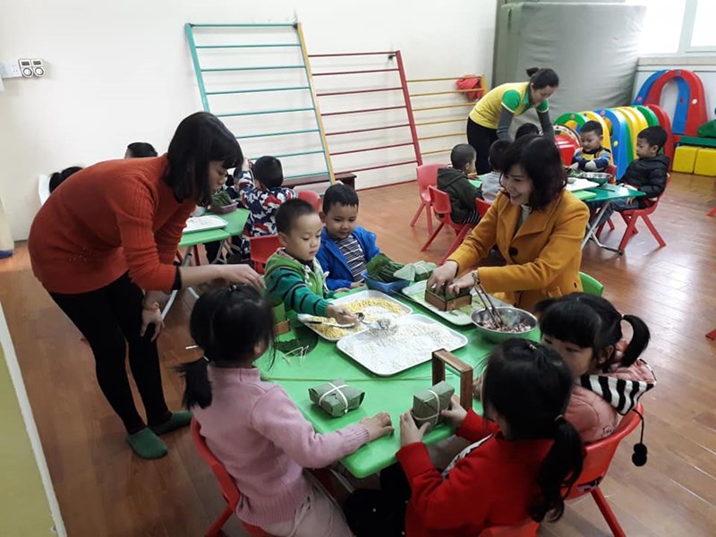  Lớp A2 trường mầm non Long Biên cho trẻ thực hành gói bánh chưng nhân dịp Xuân Kỷ Hợi 2019

